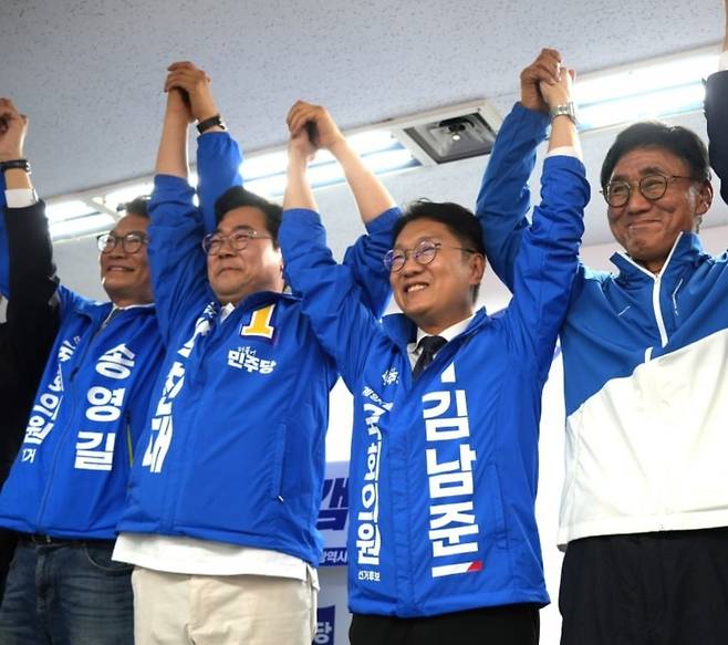 16일 열린 더불어민주당 박찬대 인천시장 후보 당찬캠프 선거사무소 개소식에서 송영길 국회의원 후보, 박찬대 후보, 김남준 국회의원 후보, 고남석 시당 위원장이 화이팅을 외치고 있다.[당찬캠프 제공]