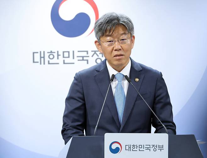 김이탁 국토교통부 제1차관이 지난 12일 오전 서울 종로구 정부서울청사에서 토지거래허가구역에서 주택 매수자에게 적용되는 실거주 의무를 세입자가 있는 모든 주택을 대상으로 한시 유예(매수자가 무주택자인 경우에 한함)하는 방안에 대해 설명하고 있다. [연합]