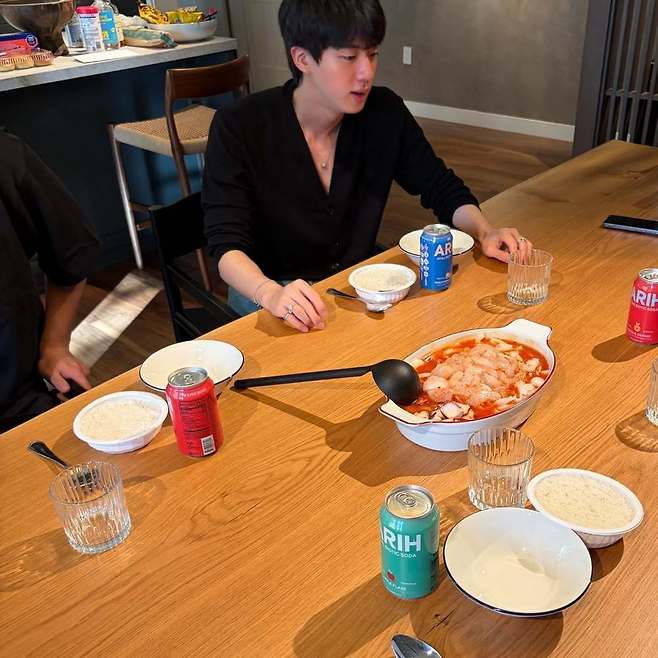 사진=방탄소년단 진 소셜미디어