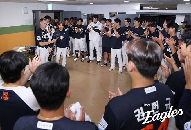 [서울=뉴시스] 프로야구 한화 이글스 잭 쿠싱(가운데)이 15일 수원 KT위즈파크에서 열린 2026 신한 쏠 KBO리그 KT 위즈와의 경기를 마친 뒤 선수단과 마지막 인사를 하고 있다. (사진=한화 이글스 제공) 2026.05.15. *재판매 및 DB 금지