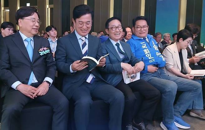 [대전=뉴시스] 조명휘 기자 = 권선택(왼쪽) 전 대전시장이 15일 서구 둔산동 팔레드오페라에서 '다시 경청'을 주제로 출판기념회를 시작하기에 앞서 허태정 시장후보, 박범계 의원, 송영길 전 대표 등과 대화를 나누고 있다. 2026.05.15. joemedia@newsis.com  *재판매 및 DB 금지
