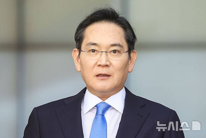 [서울=뉴시스] 정병혁 기자 = 이재용 삼성전자 회장이 16일 서울 강서구 김포국제공항 비즈니스센터로 귀국하며 취재진 앞에서 총파업이 예고된 노사 현안과 관련해 입장을 밝히고 있다. 2026.05.16. jhope@newsis.com
