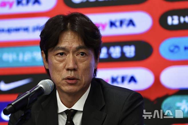 [서울=뉴시스] 김명년 기자 = 홍명보 대한민국 축구 국가대표팀 감독이 16일 오후 서울 종로구 KT 광화문 빌딩 웨스트에서 2026 FIFA 북중미 월드컵 최종 명단 발표 기자회견을 하고 있다. 2026.05.16. kmn@newsis.com