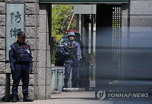 일본 방위성에서 경계 근무를 고 있는 자위대 대원 [로이터=연합뉴스]