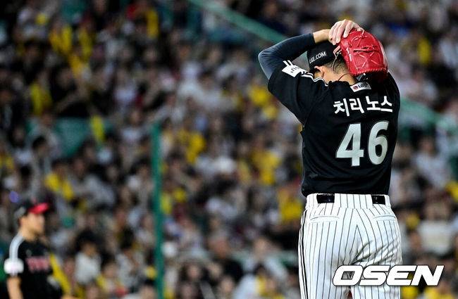 [OSEN=인천, 최규한 기자] 15일 인천 SSG랜더스필드에서 ‘2026 신한 SOL Bank KBO리그’ SSG 랜더스와 LG 트윈스의 경기가 열렸다.홈팀 SSG는 히라모토 긴지로, 방문팀 LG는 요니 치리노스를 선발로 내세웠다.6회초 무사 1루 상황 SSG 정준재의 내야 땅볼 때 송구 실책을 범한 LG 선발 요니 치리노스가 아쉬워하고 있다. 2026.05.15 / dreamer@osen.co.kr