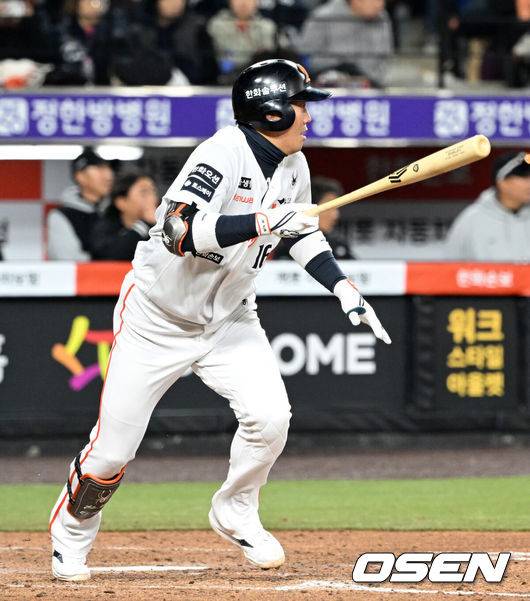 [OSEN=대전, 이대선 기자] 1일 대전 한화생명볼파크에서 2026 신한 SOL KBO리그 한화 이글스와 KT 위즈의 경기가 열렸다.이날 한화는 류현진, KT는 고영표를 선발로 내세웠다.3회말 2사 1,2루에서 한화 하주석이 좌전안타를 치고 있다. 2026.04.01 /sunday@osen.co.kr
