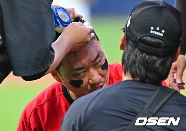 [OSEN=대구, 이석우 기자] 15일 대구삼성라이온즈파크에서 2026 신한 SOL KBO 리그 삼성 라이온즈와 KIA 타이거즈의 경기가 열렸다. 홈팀 삼성은 후라도가, 방문팀 KIA는 네일이 선발 출전했다. KIA 타이거즈 김태군이 2회초 머리의 상처를 치료하고 있다. 2026.05.15 / foto0307@osen.co.kr
