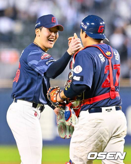 [OSEN=잠실, 민경훈 기자] 15일 서울 잠실야구장에서 ‘2026 신한 SOL Bank KBO리그’ 두산 베어스와 롯데 자이언츠의 경기가 열렸다.이 경기에서 롯데는 두산에 6-5로 승리했다. 롯데는 3연전 기선제압에 성공하며 시즌 16승 1무 22패를 기록했다. 반면 3연패에 빠진 두산은 18승 1무 22패가 됐다.경기를 마친 롯데 최준용과 유강남이 하이파이브를 하고 있다. 2026.05.15 / rumi@osen.co.kr