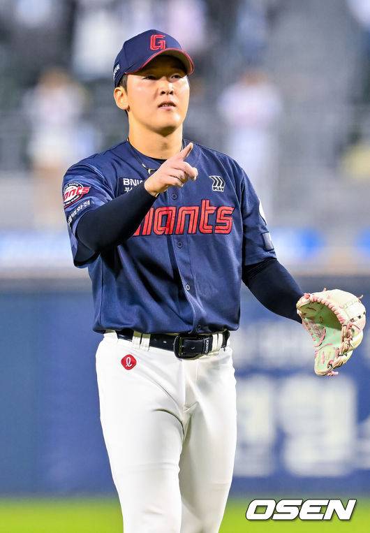 [OSEN=잠실, 민경훈 기자] 15일 서울 잠실야구장에서 ‘2026 신한 SOL Bank KBO리그’ 두산 베어스와 롯데 자이언츠의 경기가 열렸다.이 경기에서 롯데는 두산에 6-5로 승리했다. 롯데는 3연전 기선제압에 성공하며 시즌 16승 1무 22패를 기록했다. 반면 3연패에 빠진 두산은 18승 1무 22패가 됐다.경기를 마친 롯데 최준용이 기뻐하고 있다. 2026.05.15 / rumi@osen.co.kr
