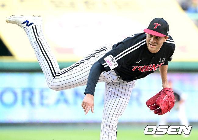 [OSEN=인천, 최규한 기자] 15일 인천 SSG랜더스필드에서 ‘2026 신한 SOL Bank KBO리그’ SSG 랜더스와 LG 트윈스의 경기가 열렸다.홈팀 SSG는 히라모토 긴지로, 방문팀 LG는 요니 치리노스를 선발로 내세웠다.1회말 LG 선발 요니 치리노스가 힘차게 공을 뿌리고 있다. 2026.05.15 / dreamer@osen.co.kr