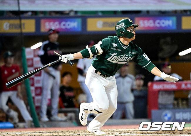 [OSEN=인천, 최규한 기자] 15일 인천 SSG랜더스필드에서 ‘2026 신한 SOL Bank KBO리그’ SSG 랜더스와 LG 트윈스의 경기가 열렸다.홈팀 SSG는 히라모토 긴지로, 방문팀 LG는 요니 치리노스를 선발로 내세웠다.4회말 무사 선두타자로 나선 SSG 정준재가 안타를 날릴 때 배트가 부러지고 있다. 2026.05.15 / dreamer@osen.co.kr