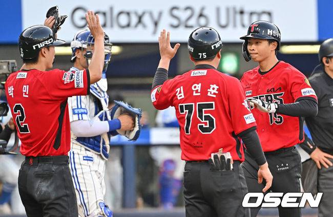 [OSEN=대구, 이석우 기자] 16일 대구삼성라이온즈파크에서 2026 신한 SOL KBO 리그 삼성 라이온즈와 KIA 타이거즈의 경기가 열렸다. 홈팀 삼성은 오러클린이, 방문팀 KIA는 이의리가 선발 출전했다. KIA 타이거즈 박재현이 6회초 무사 1루 우중월 동점 2점 홈런을 치고 하이파이브를 하고 있다. 2026.05.16 / foto0307@osen.co.kr