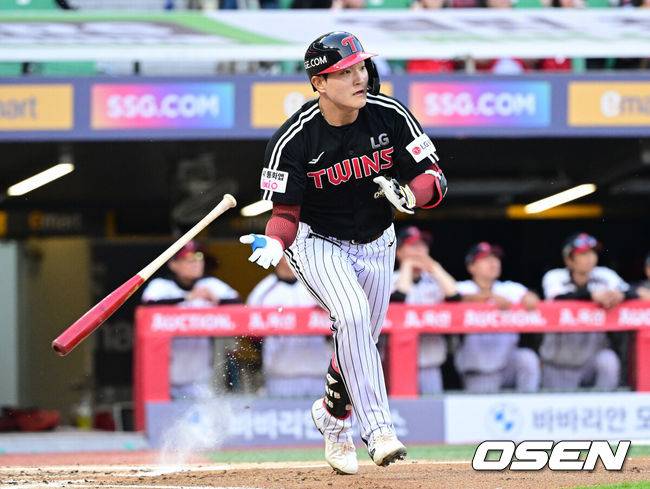 [OSEN=인천, 최규한 기자] 15일 인천 SSG랜더스필드에서 ‘2026 신한 SOL Bank KBO리그’ SSG 랜더스와 LG 트윈스의 경기가 열렸다.홈팀 SSG는 히라모토 긴지로, 방문팀 LG는 요니 치리노스를 선발로 내세웠다. 2회초 무사 1루 상황 LG 문정빈이 오른쪽 2루타를 날리고 있다. 2026.05.15 / dreamer@osen.co.kr