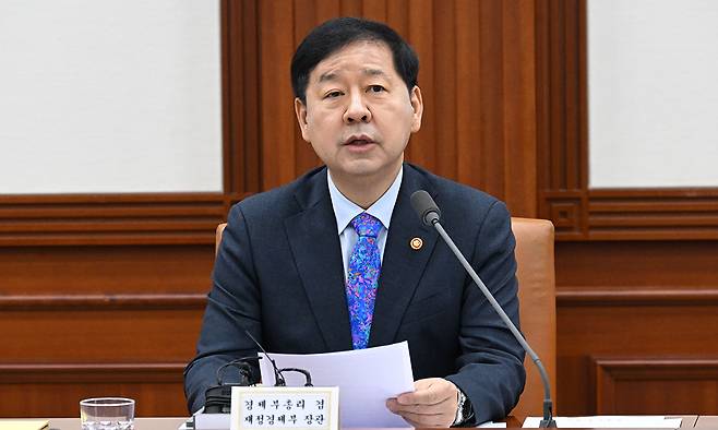 구윤철 부총리 겸 재정경제부 장관이 15일 서울 종로구 정부서울청사에서 열린 ‘비상경제본부회의 겸 경제관계장관회의 및 부동산관계장관회의’에서 모두발언을 하고 있다. 재정경제부 제공
