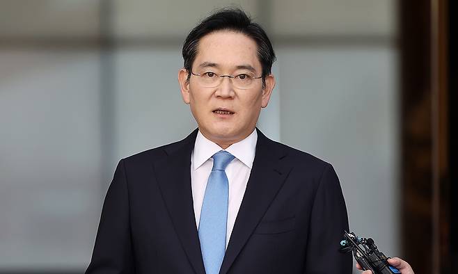 일본 출장을 마치고 귀국한 이재용 삼성전자 회장이 16일 서울 김포비즈니스항공센터(SGBAC)에서 입장문을 읽고 있다. 연합뉴스