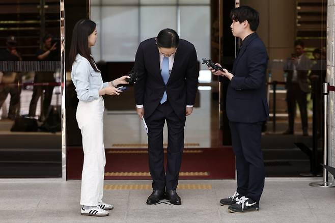 사죄 인사하는 이재용 회장 - 일본 출장을 마치고 급거 귀국한 이재용 삼성전자 회장이 16일 서울 김포비즈니스항공센터(SGBAC)에서 머리 숙여 사죄 인사를 하고 있다. 연합뉴스