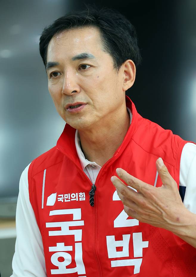 부산 북갑 국회의원 보궐선거에 출마한 국민의힘 박민식 후보가 지난 7일 부산 북구의 선거사무소에서 연합뉴스와 인터뷰를 하고 있다. 연합뉴스