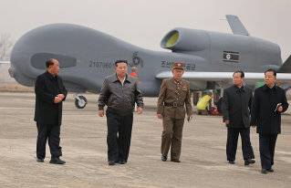 지난해 3월 김정은 북한 국무위원장이 북한 무인기 성능시험을 참관하고 있다. 김 위원장과 북한 인사들 뒤로 보이는 것이 북한의 신형 무인기 새별-4형.&nbsp;노동신문