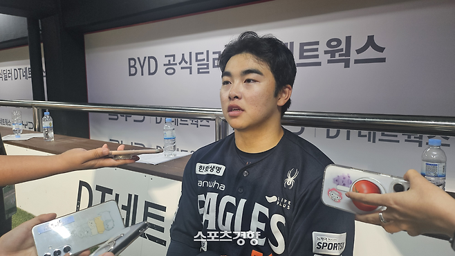 한화 문현빈이 15일 수원 KT전 승리 후 취재진과 인터뷰하고 있다.