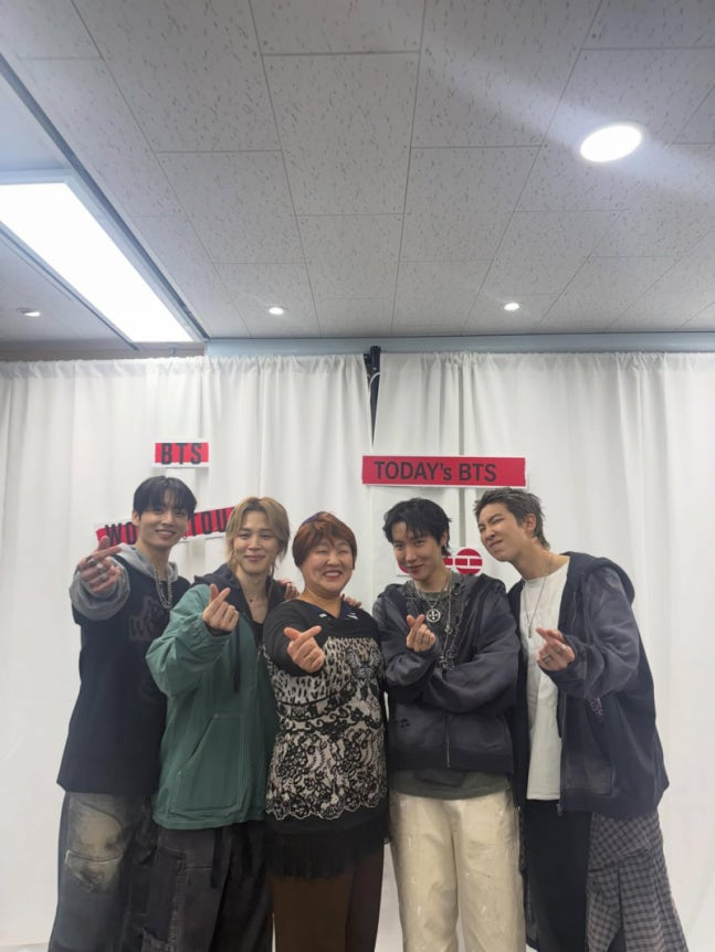 그룹 방탄소년단의 멤버 정국(왼쪽부터), 지민, 제이홉, RM과 인증사진을 찍은 개그우먼 이수지(가운데). 사진 이수지 SNS 캡쳐
