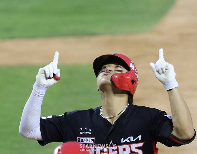 2026 신한 SOL KBO리그 두산 베어스 대 KIA 타이거즈 경기가 18일 서울 잠실야구장에서 열렸다.   KIA 김도영이 8회초 1사 2루에서 두산 김택연을 상대로 역전 2점 홈런을 날리고 홈인하고 있다. /사진=김진경 대기자