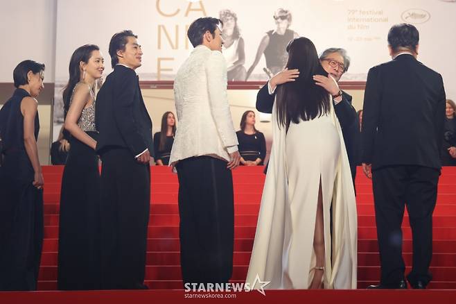 (칸=뉴스1) 이준성 특파원 = 16일(현지시간) 프랑스 남부 소도시 칸 팔레 데 페스티발(Palais des Festivals) 뤼미에르 대극장에서 열린 제79회 칸 국제영화제 미드나잇 스크리닝 초청작 ‘군체’ 공식 시사회에서 경쟁부문 심사위원장을 맡은 박찬욱 감독이 배우 전지현과 포옹하고 있다. 2026.5.16/뉴스1  Copyright (C) 뉴스1. All rights reserved. 무단 전재 및 재배포,  AI학습 이용 금지. /사진=(칸=뉴스1) 이준성 특파원