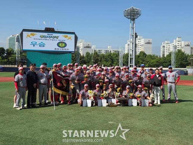 충암고 야구부가 16일 서울 목동야구장에서 열린 제80회 황금사자기 전국고교야구대회 결승전에서 대전고를 10-4로 꺾고 우승을 차지했다. /사진=김동윤 기자