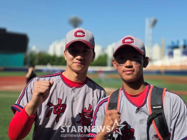 충암고 오유찬(오른쪽)이 16일 서울 목동야구장에서 열린 제80회 황금사자기 전국고교야구대회 결승전에서 우승을 이끈 후 취재진의 인터뷰에 응했다. /사진=김동윤 기자