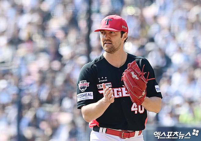 21일 오후 서울 송파구 잠실야구장에서 열린 '2026 신한 SOL Bank KBO리그 시범경기' KIA 타이거즈와 두산 베어스의 경기, 5회말 종료 후 KIA 선발투수 네일이 더그아웃으로 향하고 있다. 엑스포츠뉴스 DB
