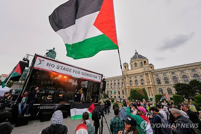 15일 빈 도심에서 이스라엘의 유로비전 출전에 반대하는 시위가 벌어지고 있다 [AP 연합뉴스. 재판매 및 DB 금지]