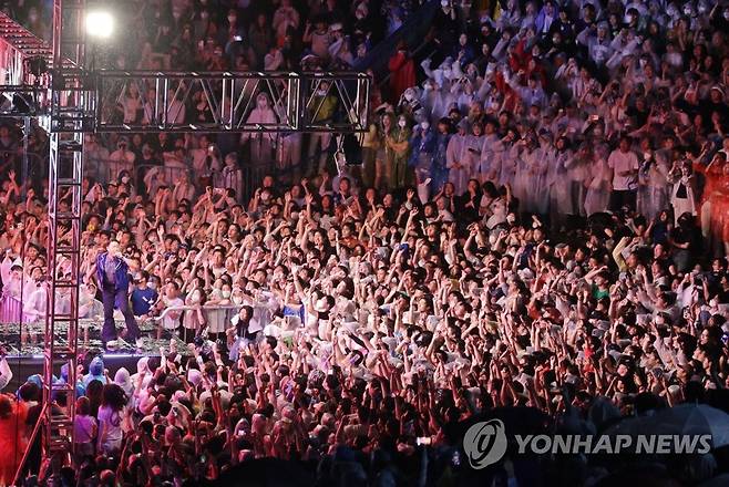 '얼마만의 함성인가' (서울=연합뉴스) 한종찬 기자 =  한양대 축제 '2022 라치오스'가 열린 25일 오후 서울 성동구 캠퍼스에서 가수 싸이가 멋진 공연을 선보이고 있다. 2022.5.25 saba@yna.co.kr