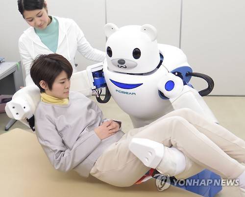 일본, 노약자·환자 돌봄 로봇 지원금 추진 (나고야 교도=연합뉴스) 사진은 2015년 2월 23일 오후 나고야시에서 일본 이화학연구소가 개발한 개호용 로봇 '로베아'가 여성을 들어올려 침대로 옮기는 장면. 2015.12.28
    sewonlee@yna.co.kr