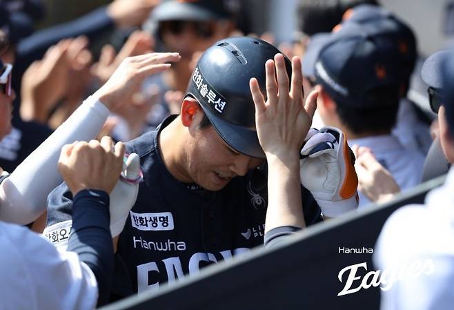 시즌 9호 홈런을 치고 축하받는 허인서 [한화 이글스 제공. 재판매 및 DB 금지]