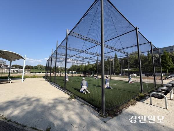 지난 12일 부평구 훈련장에서 공을 주고 받고 있는 부평구 리틀야구단 선수들. 2026.5.12/백효은기자100@kyeongin.com