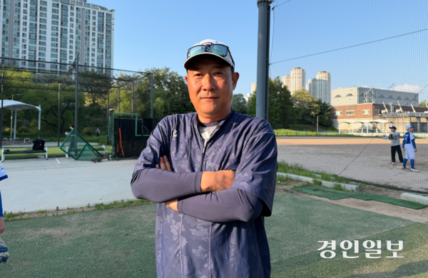 지난 12일 인천 부평구 리틀야구단 훈련장에서 만난 김홍집 감독. 2026.5.12 /백효은기자 100@kyeongin.com