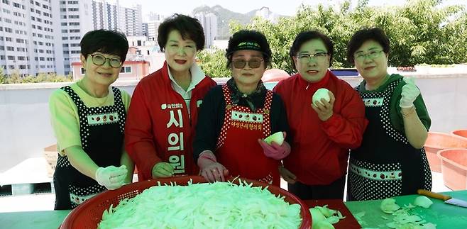 빈미선 의정부시의원 후보(왼쪽 두 번째)가 여성단제협의회 독거노인 후원 김치담그기 행사를 마친 뒤 기념촬영하고 있다. 사진=빈미선 후보 선거캠프