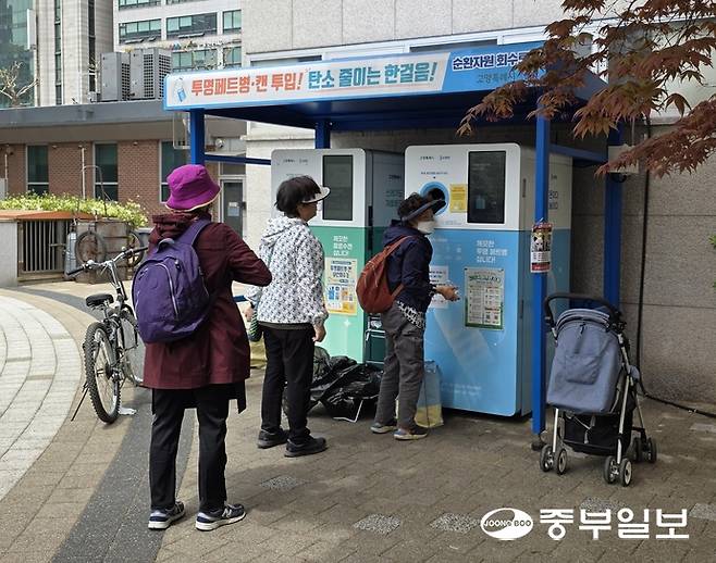 덕양구청에 설치된 순환자원 무인회수기 사용 및 대기 현장. 김태훈 기자