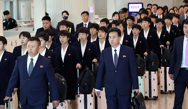 2025~2026 아시아축구연맹(AFC) 여자 챔피언스리그(AWCL) 4강전에서 수원FC 위민을 상대하는 내고향여자축구단이 17일 인천국제공항 제1여객터미널을 통해 입국하고 있다. 연합