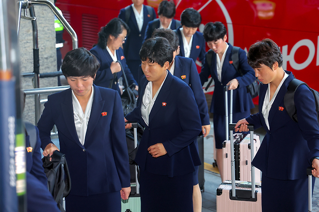 2025~2026 아시아축구연맹(AFC) 여자 챔피언스리그(AWCL) 4강전에서 수원FC 위민을 상대하는 내고향여자축구단이 인천공항을 통해 입국 후 17일 오후 수원시 한 호텔에 도착하고 있다. 김경민기자