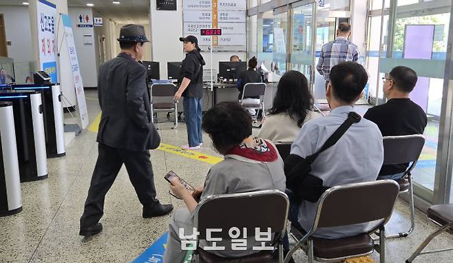 5월 종합소득세 신고 기간이 본격화되면서 전화 대기, 홈택스 이용 오류 등 문제가 발생하면서 고령층과 직장인, 자영업자들의 피로감이 커지고 있다. 사진은 13일 종소세 신고를 위해 서광주세무서를 방문해 대기중인 납세자들. /정희윤 기자 star@namdonews.com