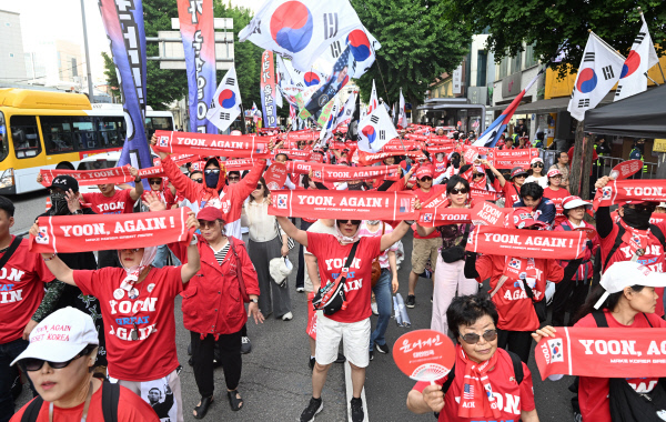 보수유튜버 안정권씨를 필두로 윤어게인 집회 단체가 충장로 일대를 행진하고 있다.