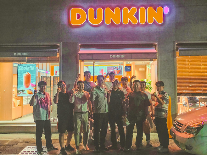 ▲ 의성군농구협회 홍철호 회장(앞줄 중앙)과 임원진·회원들이 지난 15일 의성읍에서 열린 첫 수시 이사회·월례회의를 마친 뒤 밤늦게까지 불이 켜진 의성 던킨 앞에서 기념촬영을 하고 있다. 이날 협회는 생활체육 활성화와 후배 선수 육성, 도민체전 경쟁력 강화 방안 등을 논의하며 새 집행부 출범 이후 본격적인 활동에 나섰다. 김동현 기자 jhass80@kyongbuk.com