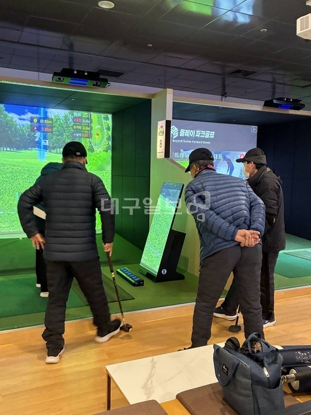 9일 대구도시철도 2호선 용산역에 있는 복합테마파크를 찾은 중장년층들이 스크린 파크골프를 즐기고 있다. 서고은 기자