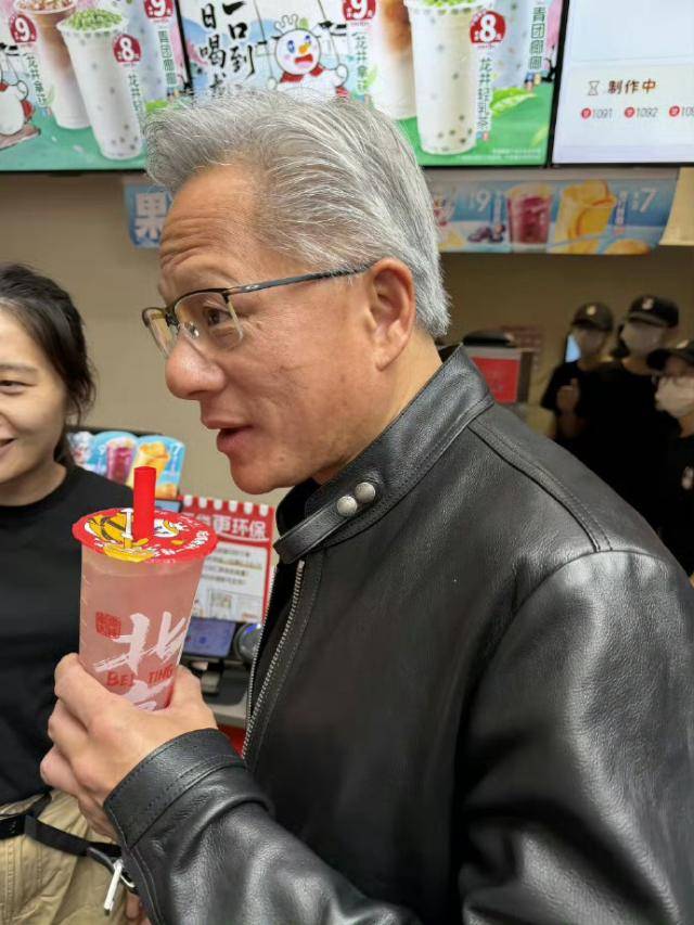 젠슨 황 엔비디아 CEO가 베이징에서 '미쉐빙청' 음료를 마시고 있는 사진이 중국 소셜미디어에 올라왔다. [사진=웨이보]