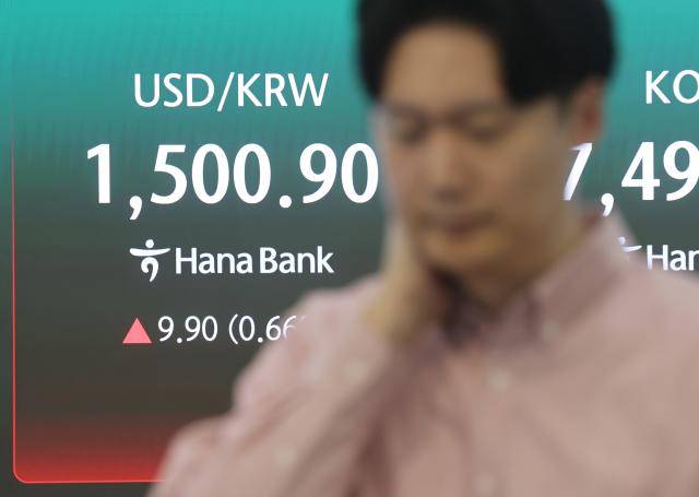원/달러 환율이 6거래일째 상승세를 이어가며 한 달 여 만에 1,500원대로 마감한 15일 서울 중구 하나은행 딜링룸에서 직원이 업무를 보고 있다. [사진=연합뉴스]