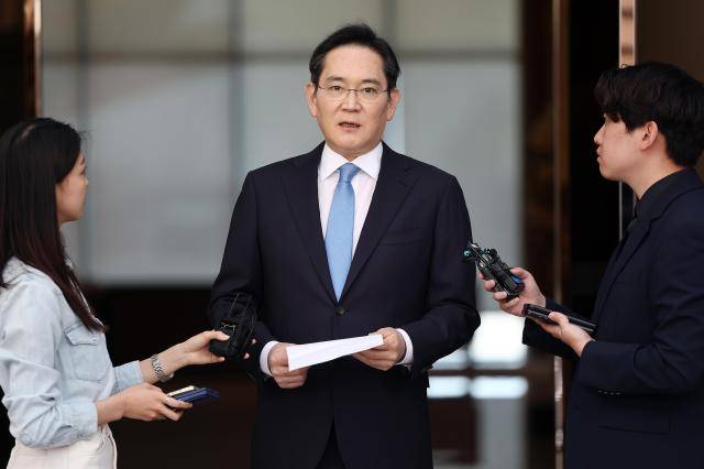 해외 출장을 마치고 귀국한 이재용 삼성전자 회장이 16일 서울 김포비즈니스항공센터(SGBAC)에서 입장문을 읽고 있다. [사진=연합뉴스]