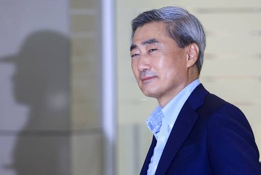 스위스에서 열린 정례 BIS 이사회 출장을 마친 신현송 한국은행 총재가 지난 13일 인천국제공항으로 귀국하고 있다./뉴시스