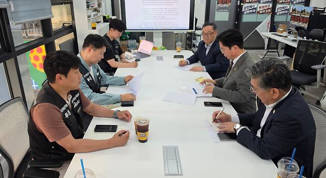 초기업노조 삼성전자지부는 15일 김영훈 고용노동부 장관을 비롯한 노동부 관계자들이 이날 노조 사무실을 방문했다고 밝혔다.(사진=초기업노조 삼성전자지부)