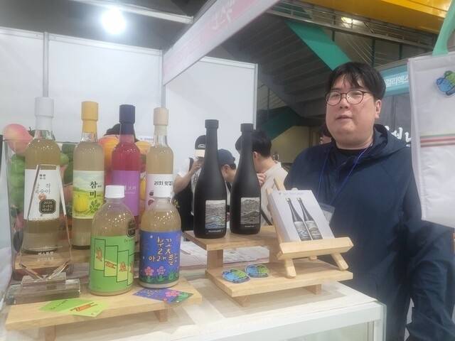 최우택 같이양조장 대표는 납작복숭아, 리치, 고수, 참외 맛 막걸리 등 트렌드를 살린 제품을 선보였다. 김명근 기자.