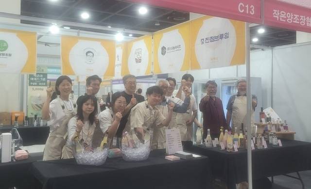 ‘2026 대한민국 막걸리엑스포(MAXPO 2026)’에서 각 양조장 대표들이 행사 개막을 알리며 기념 촬영을 하고 있다. 김명근 기자.